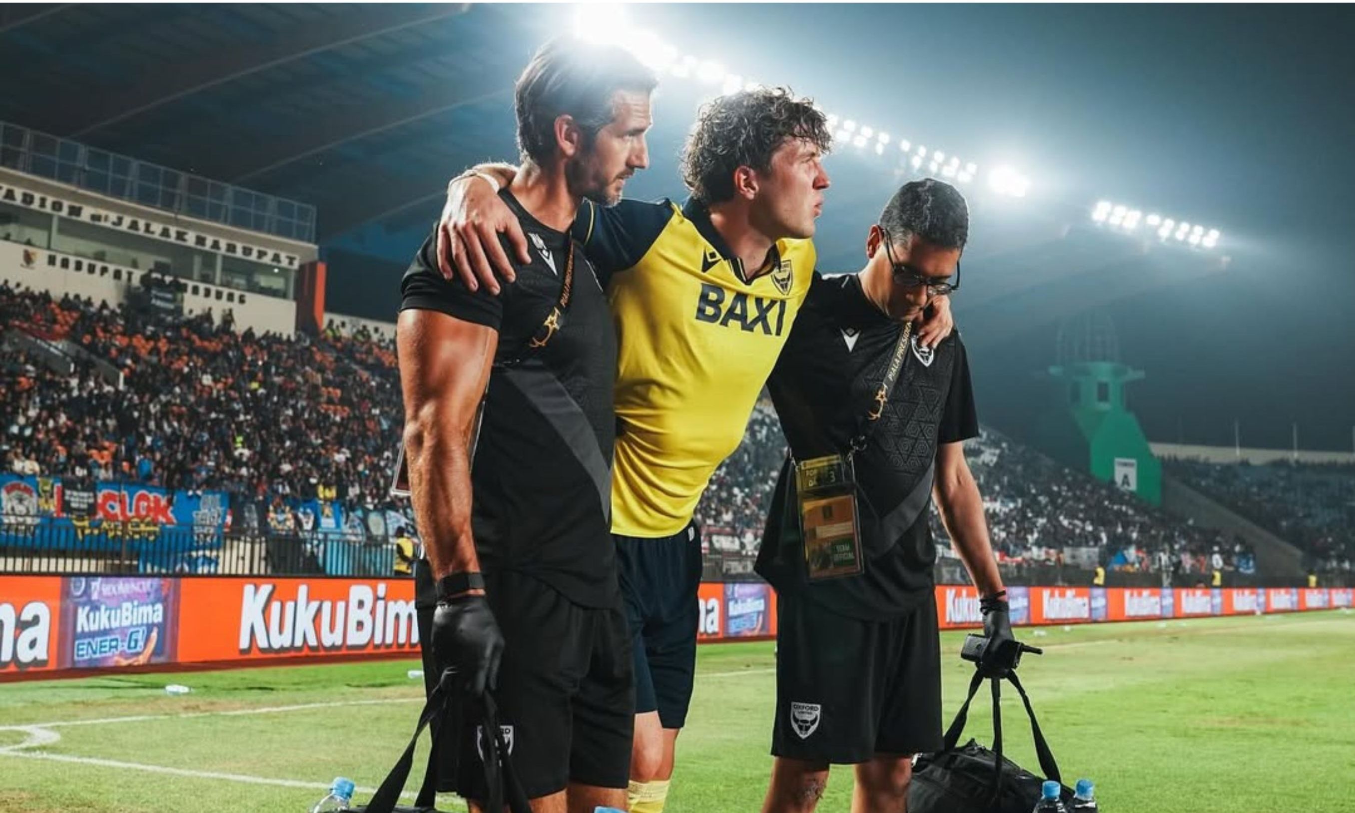 Ole Romeny Dibopong Tim Medis Oxford United <b>(IG: Ole Romeny)</b>