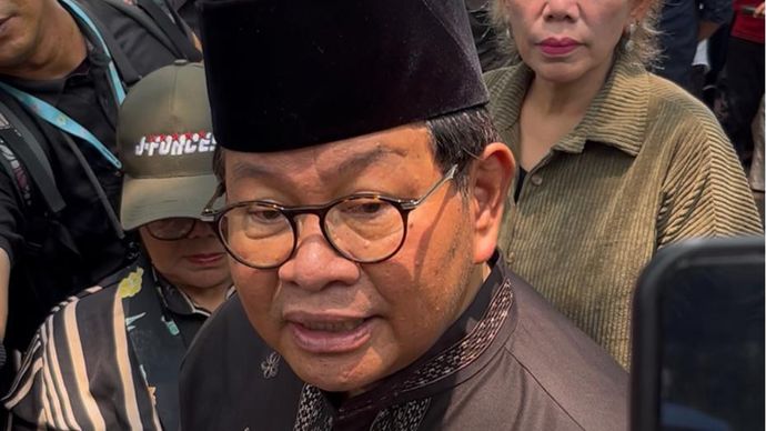 Pramono Anung di rumah duka Guruh Soekarnoputra