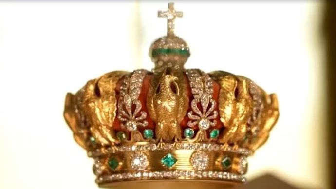 Mahkota yang dikenakan oleh Permaisuri Prancis Eugenie, yang menjadi target pencuri selama perampokan di Museum Louvre Paris pada 19 Oktober 2025 namun terjatuh saat mereka melarikan diri.