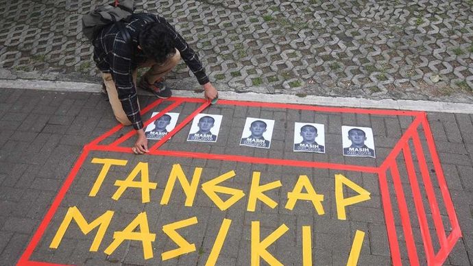 Arsip- Aktivis Indonesia Corruption Watch (ICW) memasang seni instalasi memperingati empat tahun men <b>(ANTARA FOTO/Aditya Pradana Putra/rwa/aa.)</b>