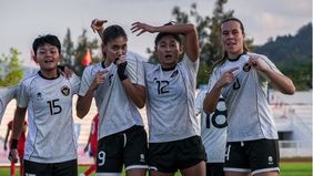 Timnas Indonesia Putri memastikan tempat di semifinal sepak bola putri SEA Games 2025 di Thailand. Kepastian tersebut, setelah Thailand menang 2-0 atas Singapura pada laga terakhir Grup A, Rabu kemarin, 11 Desember 2025.