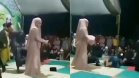 Beredar video seorang ibu dengan hijab merah muda mampu menjatuhkan beberapa pria dengan ilmu dalamnya tanpa menyentuh.