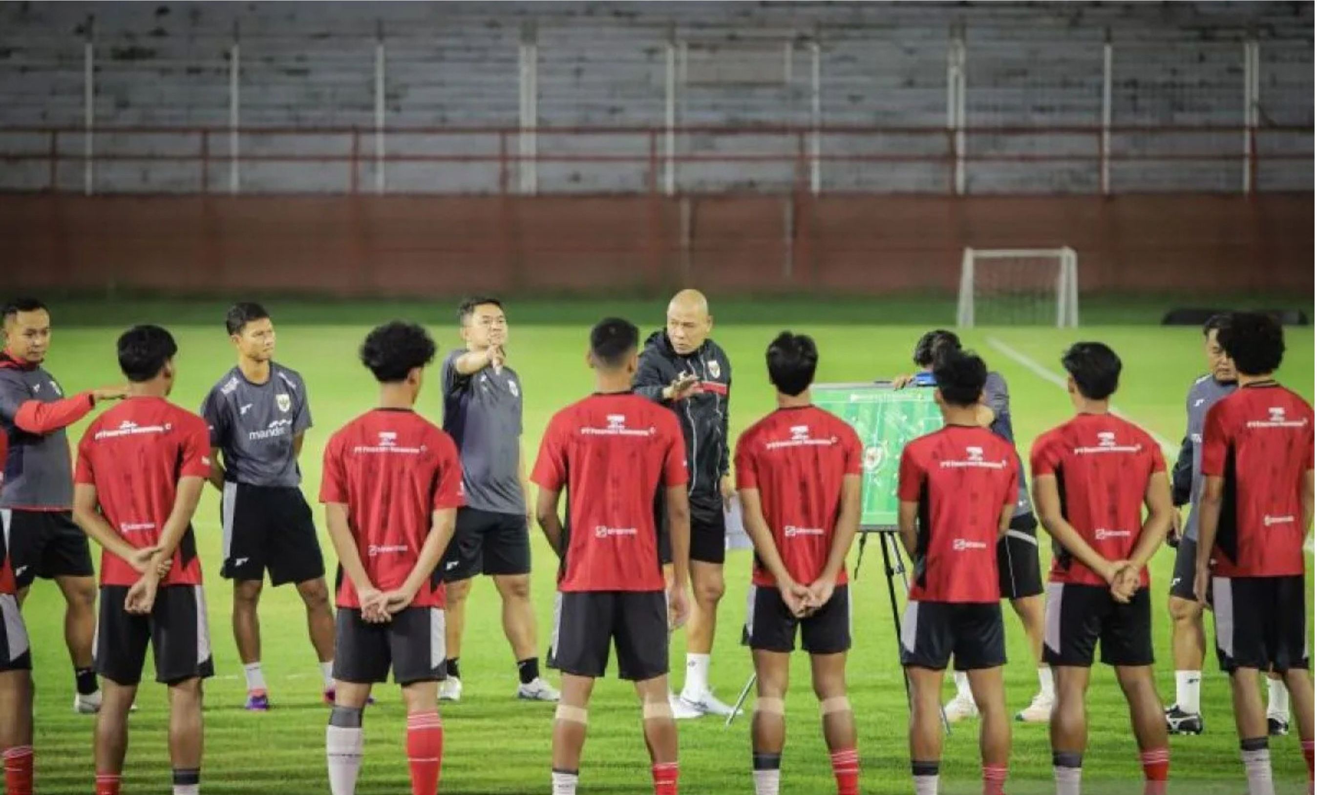 Pelatih Timnas Indonesia U-20, Nova Arianto <b>(ANTARA FOTO/Rizal Hanafi)</b>