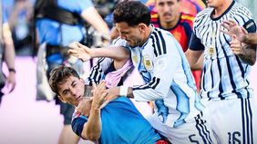 Federasi Sepakbola Dunia (FIFA) kini tengah melakukan penyelidikan terkait bendera Malvinas yang dibentangkan pemain Argentina dan kericuhan di Final Piala Dunia 2026.
