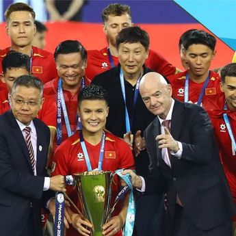 Presiden FIFA Gianni Infantino Serahkan Trofi Piala AFF 2026 ke Vietnam