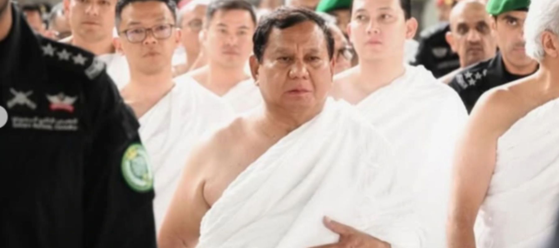 Momen Prabowo Dikawal Ketat Askar saat Ibadah Umrah dan Cium Hajar Aswad