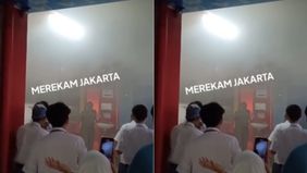 Kebakaran melanda SMA Negeri 82 Kebayoran Baru Jakarta Selatan, siswa dan guru dievakuasi, tidak ada korban jiwa.