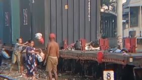 Terlihat beberapa orang membuang sampah ke atas kereta yang tengah melaju. Hal tersebut menjadi viral di media sosial.