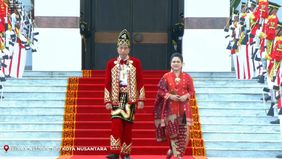 Presiden Jokowi dan Ibu Negara Iriana Jokowi kompak mengenakan baju adat Tanah Bumbu dari Kalimantan Selatan (Kalsel) saat pimpin Upacara Penurunan Bendera di Ibu Kota Nusantara (IKN).