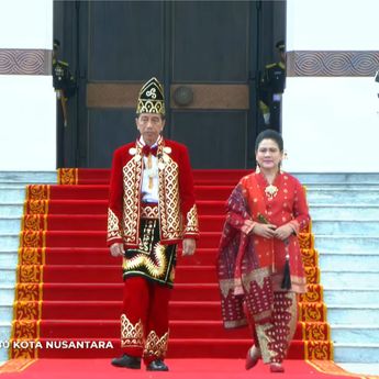 Jokowi Kenakan Baju Adat Kalsel saat Pimpin Upacara Penurunan Bendera di IKN