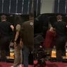 Ole Romeny Jalan Sambil Pincang-pincang Tiba di Bandara Mau Pulang ke Oxford