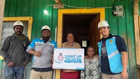 PT PLN Unit Induk Wilayah Papua dan Papua Barat memberikan bantuan gratis pada masyarakat kurang mampu di Kabupaten Lanny Jaya, Provinsi Papua Pegunungan melalui program Light Up The Dream.