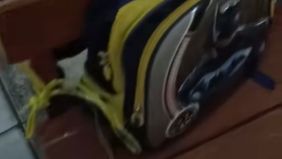 Beredar video memperlihatkan orang tua siswa yang mengikat kantong anaknya untuk ditandai tempat duduk. Hal tersebut menjadi viral di media sosial.