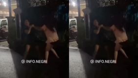 Beredar video memperlihatkan dua pemandu karaoke sedang baku hantam dengan teman seprofesinya usai rebutan tamu pelanggan.