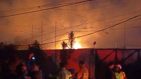 Sebuah gudang gas elpiji di kawasan Stasiun Pengisian Bulk Elpiji (SPBE) Cimuning, Mustika Jaya, Kota Bekasi, Jawa Barat, hangus terbakar setelah terjadi ledakan hebat pada Rabu malam, 1 April 2026.