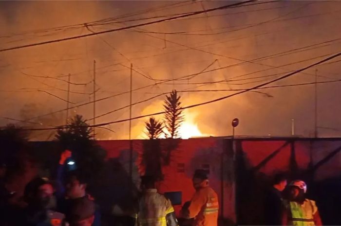 Gudang Elpiji di Cimuning Bekasi Meledak dan Terbakar, Warga Panik  Berlarian - Ntvnews.id