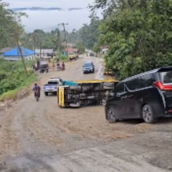 Viral! Mobil Alphard Pejabat Acuhkan Dua Mobil Terguling di Jalan Rusak