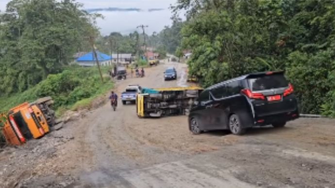 Viral Mobil Alphard Pejabat Hiraukan Truk Terguling di Jalan Rusak