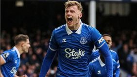 Manchester United mendapatkan kendala untuk datangkan Jarrad Branthwaite ke Old Trafford setelah penawaran resminya ditolak Everton.