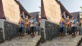 Seorang pria diamankan warga setelah melakukan penusukan terhadap mantan kekasihnya di Kendal, Jawa Tengah. Hal tersebut menjadi viral di media sosial.