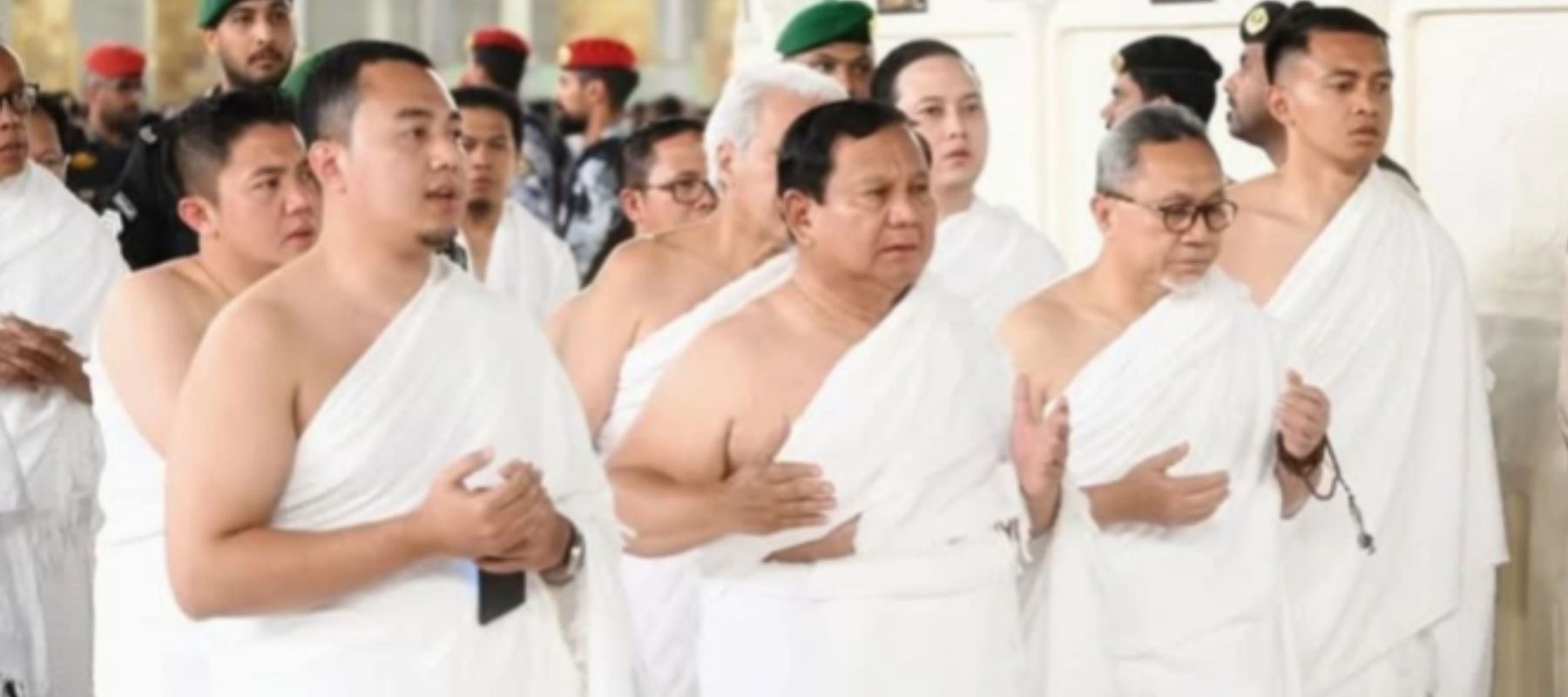 Momen Prabowo Dikawal Ketat Askar saat Ibadah Umrah dan Cium Hajar Aswad