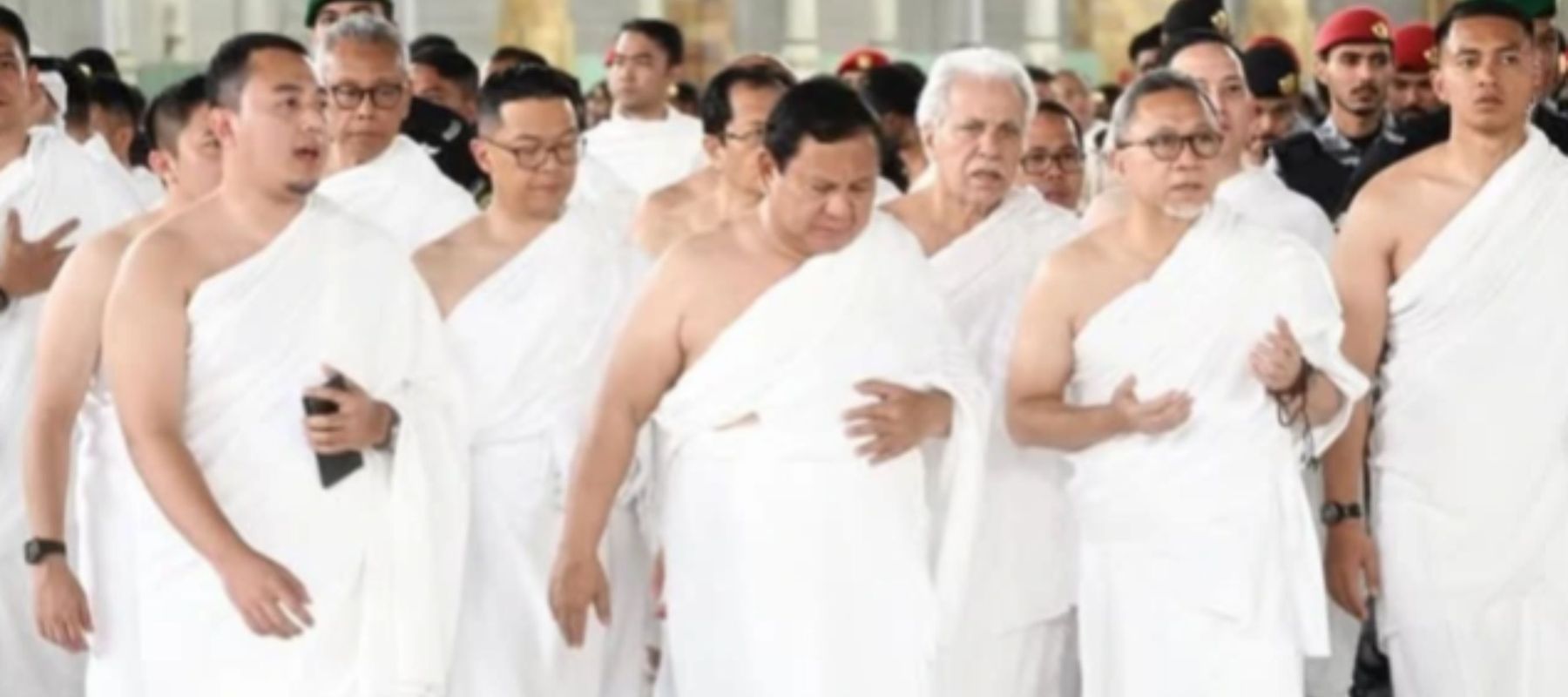 Momen Prabowo Dikawal Ketat Askar saat Ibadah Umrah dan Cium Hajar Aswad