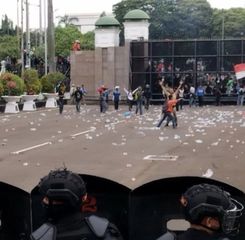 Demo Kian Memanas, Pagar DPR Jebol Massa Merangsek Masuk