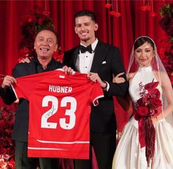 Hadir Dinikahan Justin Hubner dan Jennifer Coppen, Iwan Bule Dapat Hadiah Jersey