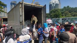 Ribuan Buruh Antre Sembako Gratis dari Presiden Prabowo di Monas