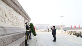 Potret Prabowo Letakkan Bunga di Monumen Pahlawan Rakyat Tiananmen