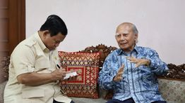 Momen Prabowo Serius Catat Pesan Emil Salim