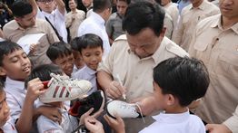 Momen Prabowo Tanda Tangani Sepatu Futsal Anak Sekolah di Bogor