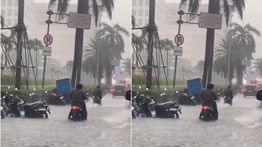 Hujan Deras Sebabkan Banjir di Depan Mall Senayan City