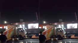 Detik-detik Mobil Boks Tertabrak KRL di Bojonggede