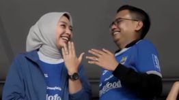 Maulana Akbar Anak Dedi Mulyadi Lamar Putri Kapolda Metro di Stadion GBLA