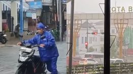 Hujan Deras Disertai Angin Kencang Hingga Banjir Terjang Bekasi