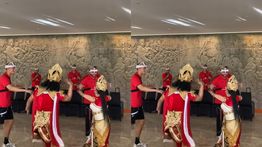 Jay Idzes dan Jordi Amat Diajak Nari Khas Bali di Bandara I Gusti Ngurah Rai