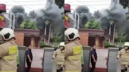 Viral Pabrik Hokben di Ciracas Jaktim Terbakar Hebat