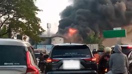 Kebakaran Toko Ban di Bekasi Makin Membesar, Hampir 4 Jam Belum Padam dan Bikin Macet Parah 
