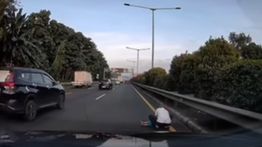 Viral Detik-detik Anak Kecil Jatuh dari Bus yang Sedang Melaju di Tol JORR Joglo-Ciledug
