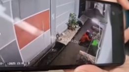 Terekam CCTV! Wanita di Jakarta Barat Dipukuli Mantan Suami Pakai Balok Kayu