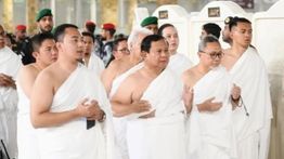 Momen Prabowo Dikawal Ketat Askar Saat Ibadah Umrah dan Cium Hajar Aswad