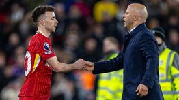Arne Slot: Pemain, Staf, dan Pendukung Liverpool Bersama Diogo Jota