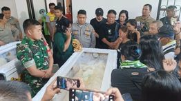 Tangis Pecah Saat Jenazah Korban KM Barcelona V Dipulangkan ke Keluarga