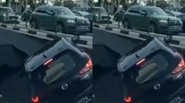 Mobil di Singapura Masuk Sinkhole, Sopir Berhasil Dievakuasi