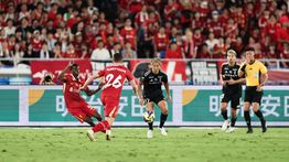 Sandy Walsh Main 45 Menit saat Yokohama FC Ditekuk Liverpool 1-3