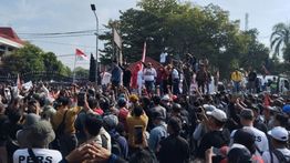 Demo Pati Ricuh, Kaca Kantor Bupati Pecah Dilempari Massa