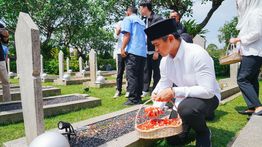 Kaesang Pangarep Ziarah ke Makam BJ Habibie dan Tokoh Bangsa Lainnya