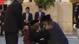 Momen Menyentuh saat Prabowo Kasih Tanda Bintang Jasa ke Nyak Sandang, Penyumbang Beli Pesawat RI