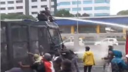 Demo di Depan Gedung DPR Ricuh, Polisi Semprotkan Air ke Massa